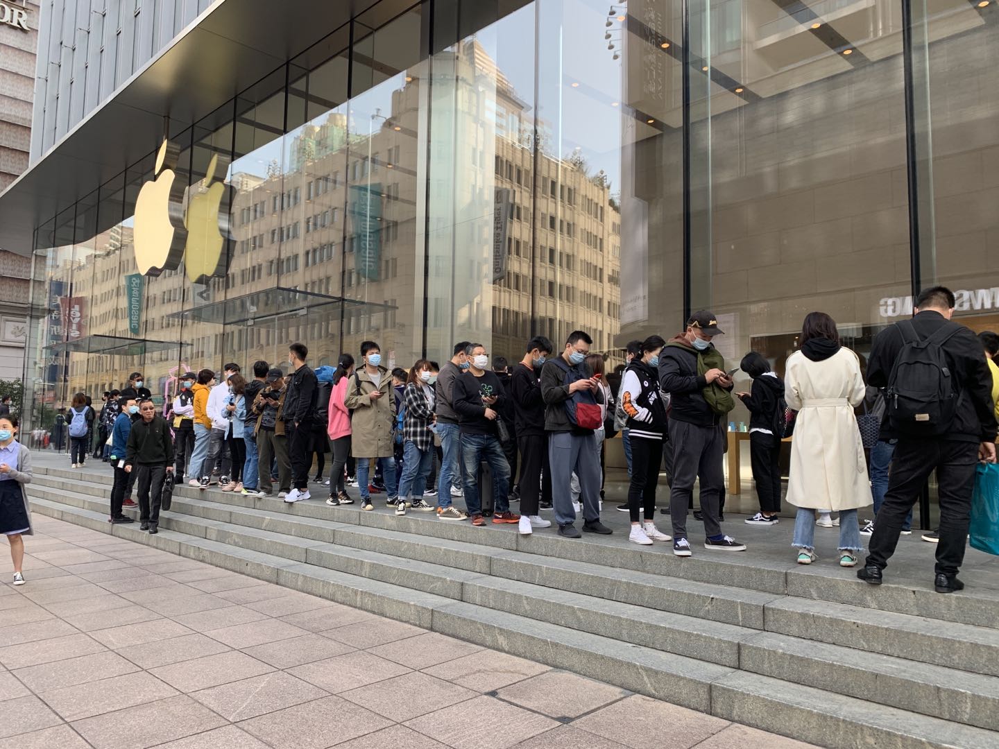 iPhone 12备货充足，当天排队有机会买到现货<p>。</p>