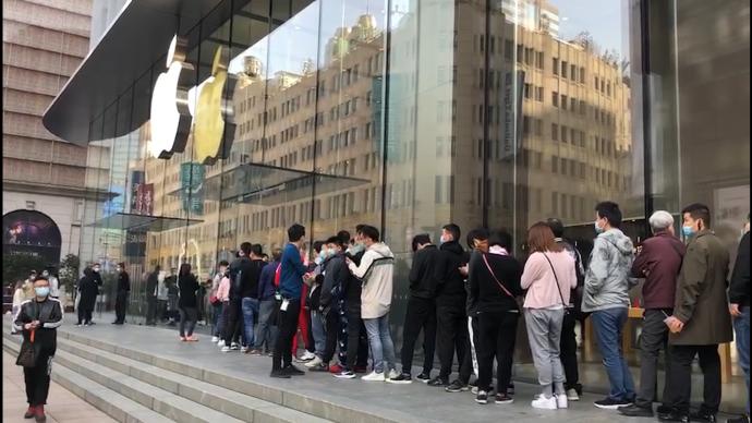 iPhone12首发日：有人6点到店排队，提新机后去上班