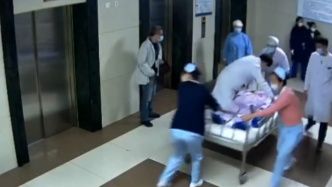 医生电梯口偶遇发病患者，跳上转运床心肺复苏抢救