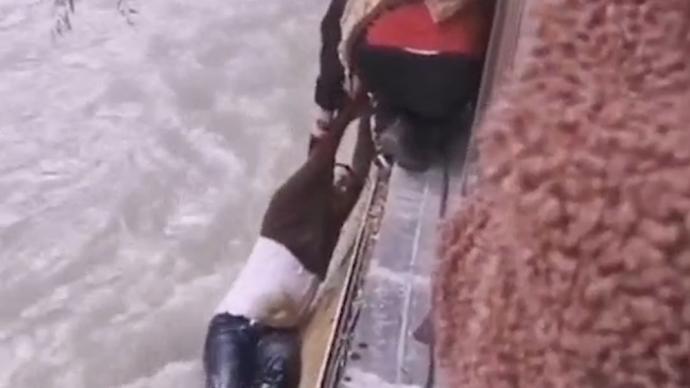 工人施工時落水經理跳河施救,工人遇難經理被眾人救起