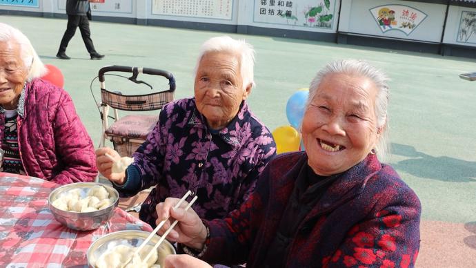 村支书广播喊村里老人看戏吃饺子，志愿者自发帮忙