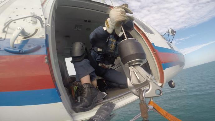 两渔民海上氨气中毒昏迷，东海救助局直升机火速救援
