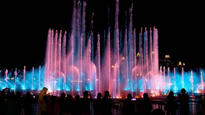 世界最大喷泉：迪拜棕榈岛音乐喷泉迎来表演季