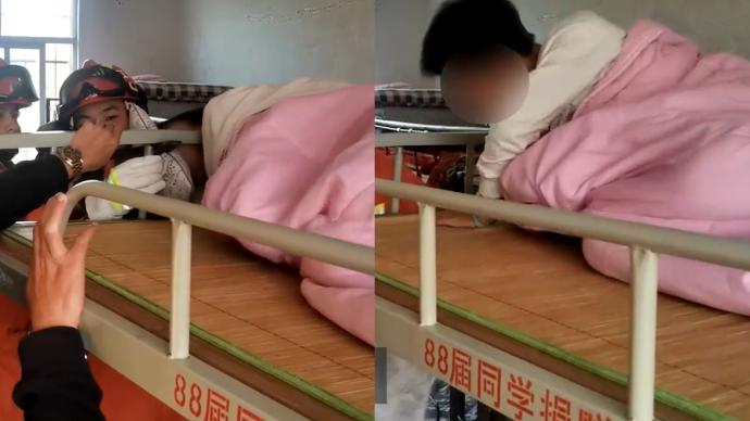 13岁学生睡觉时钻进床护栏，头被卡老师报警