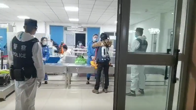 喀什古城“闭环转运”：外地旅客持核检报告由民警送至火车站