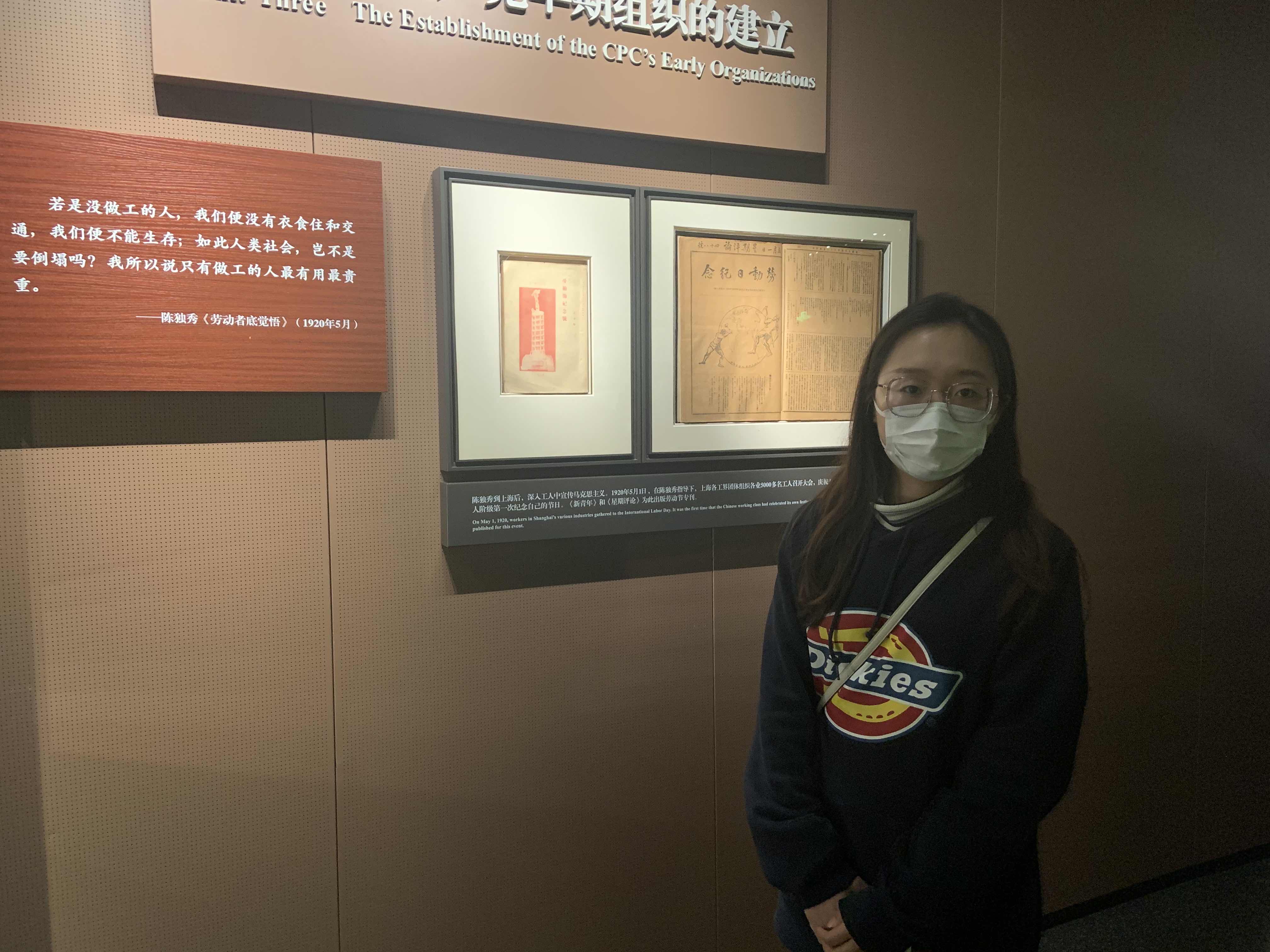 龙丹婷在展馆留念。