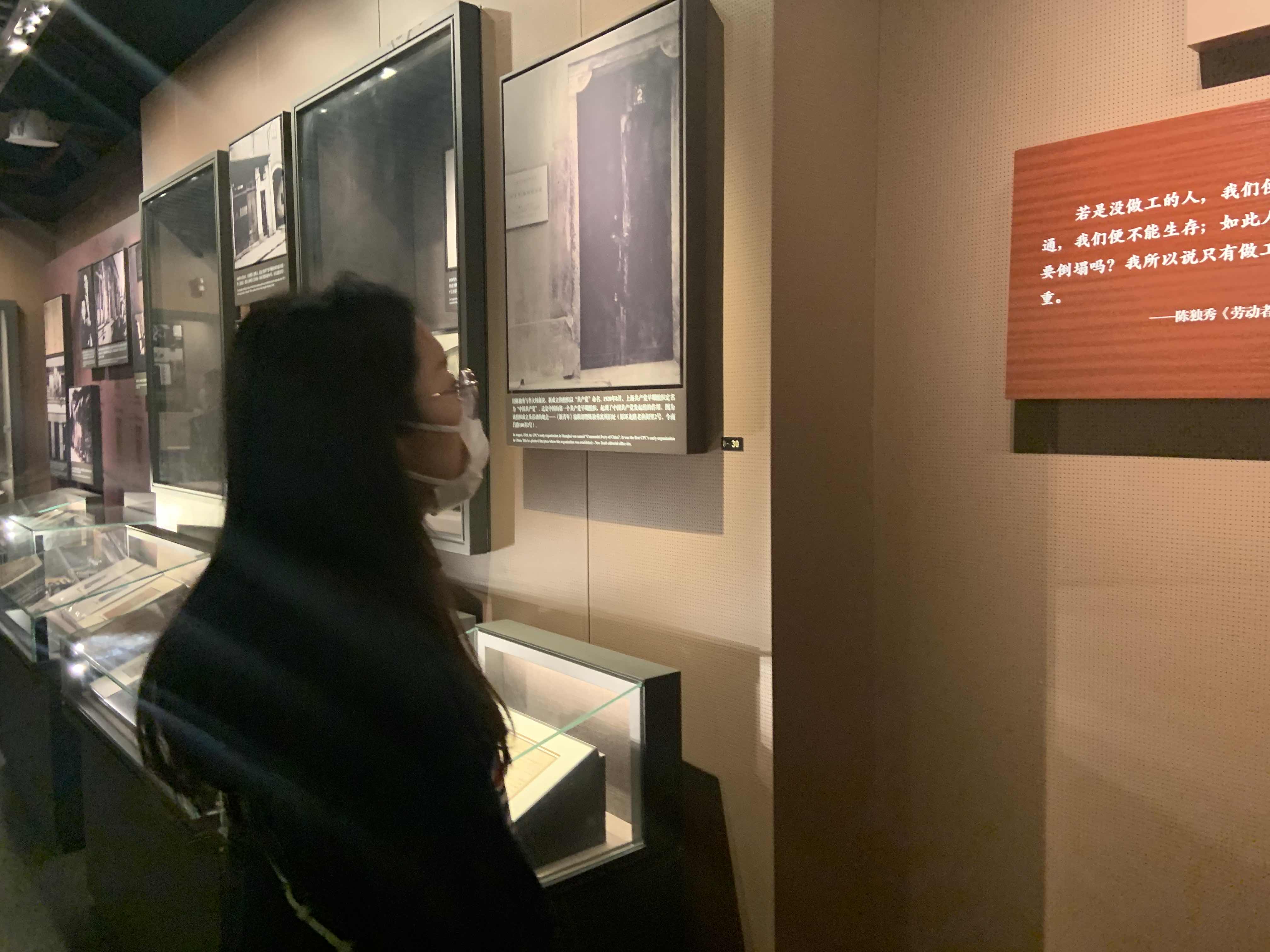 龙丹婷在中共一大会址纪念馆参观。本文图片 澎湃新闻记者 邓玲玮 图