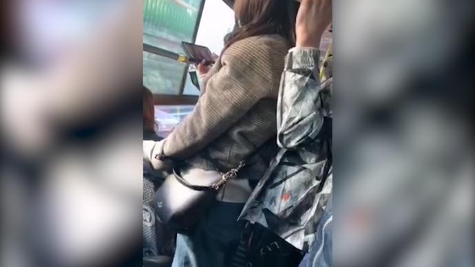 女乘客公交车上遭男子在背后悄然猥亵，乘客拍下全过程