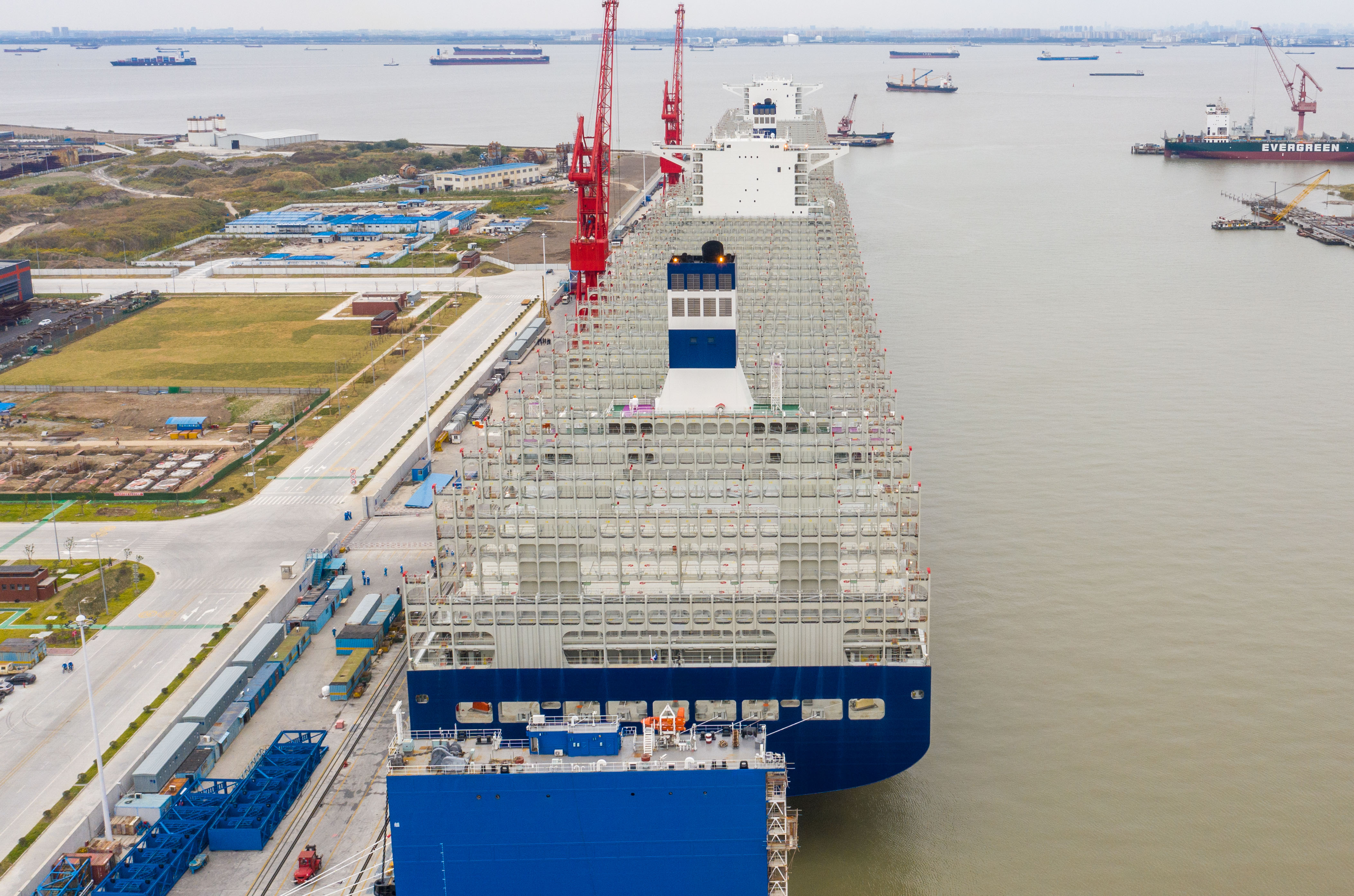 新一代中型集装箱船将首次在外高桥港交付运营