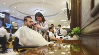 打破传统，埃及女孩梦想成为职业理发师