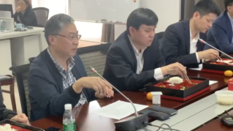 边吃盒饭边会诊，张文宏带领上海专家团队讨论新冠重症病例