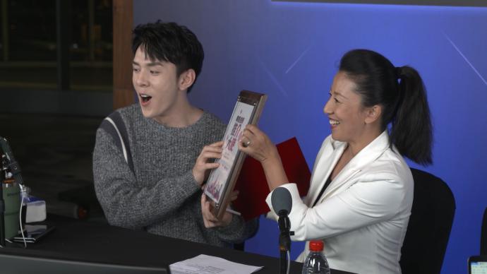 進博會志愿者們走進李佳琦直播間講述進博故事，大楊揚也來了