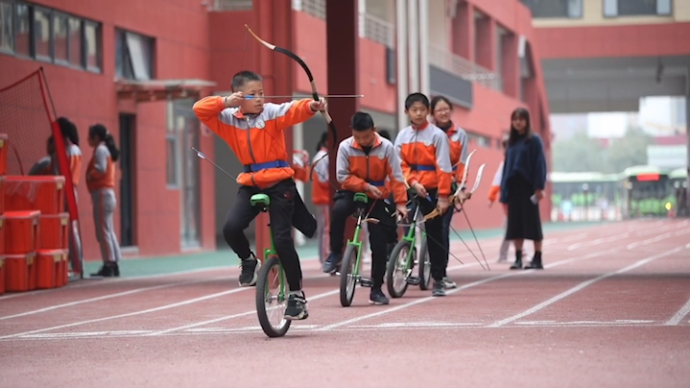 骑独轮车射箭打篮球，小学体育课玩出新高度