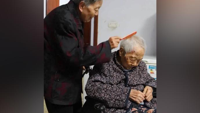 81岁独生女照顾102岁老母亲：能喊妈很幸福