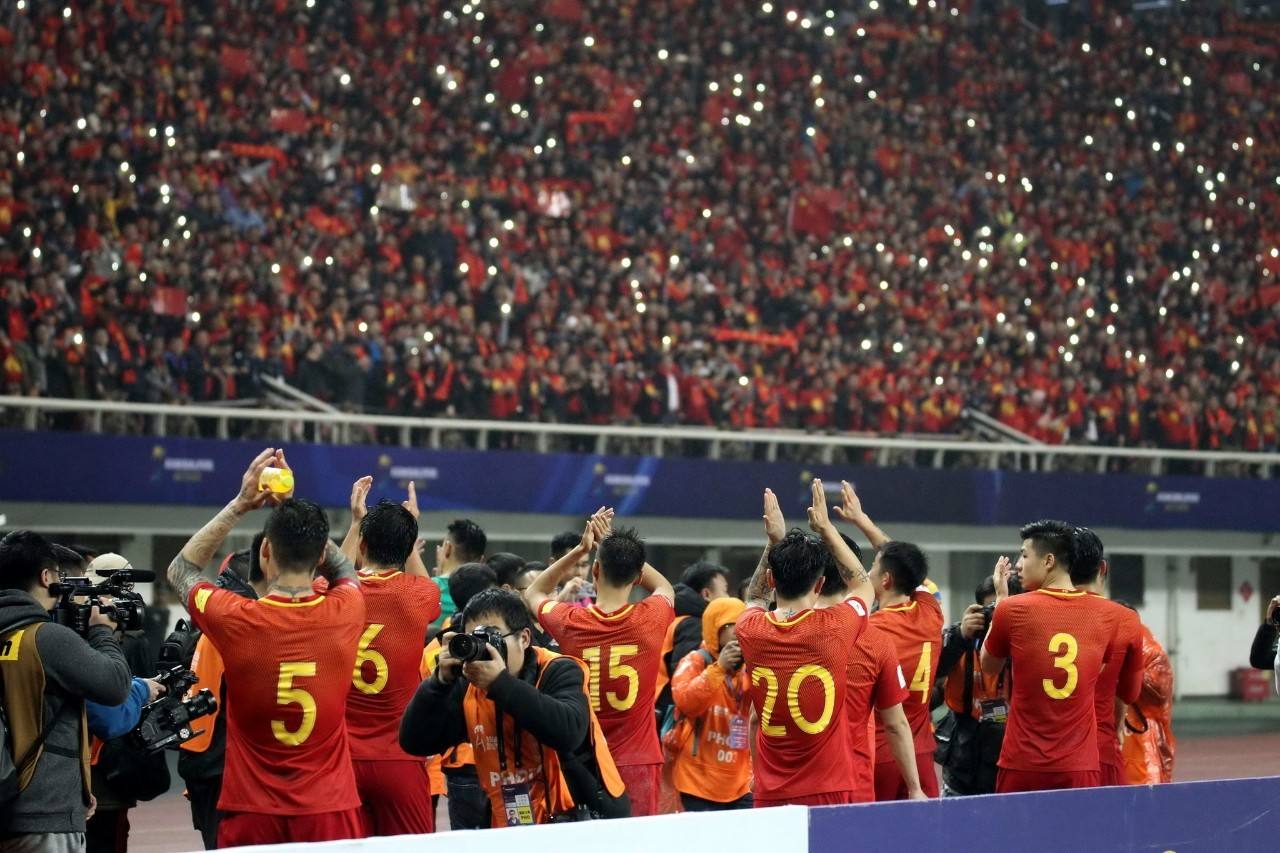 高清图：纯粹足球！摩洛哥球员下跪感谢本国球迷-搜狐大视野-搜狐新闻