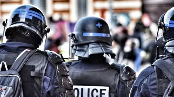 法国阿维尼翁市一男子持刀威胁警察被击毙