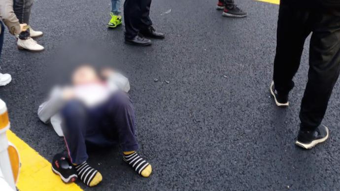 监拍3名小学生翻越马路护栏被迈巴赫撞飞，不同程度骨折