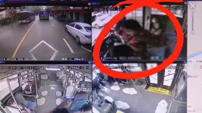 湖北通山县一村民殴打正驾车的公交司机，被刑拘