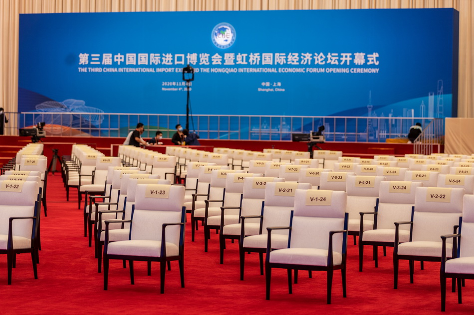 第3届进博会虹桥国际经济论坛开幕式现场已经准备完毕，每一个椅子都间隔一米以上来防备疫情。VCG111304616211.jpg
