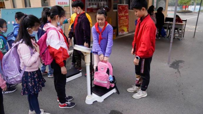 武汉一小学实行书包“减负”，平均减重5至10斤
