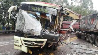 四川泸州一辆公交车与货车相撞，现场有人员受伤