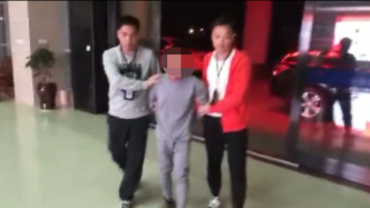 广西27岁“男友”杀害13岁女孩抛尸荒野，逃亡17年被抓