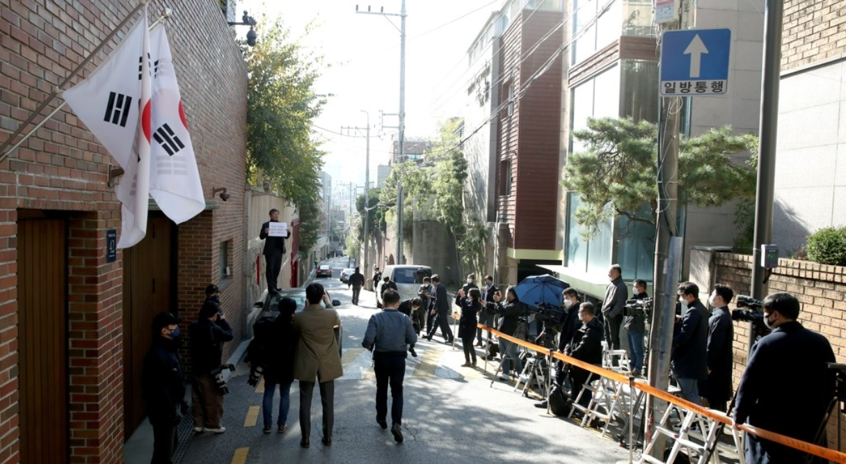 29日上午，大批记者聚集在李明博住宅前（韩联社）