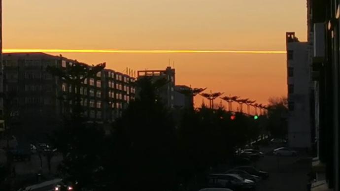 黑龍江黑河清晨現罕見“一線天”景色,勾勒筆直天際線