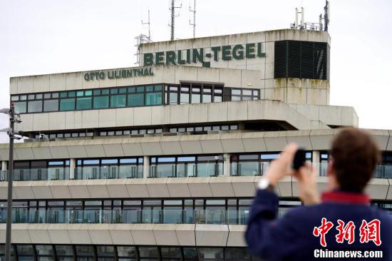 参观者在拍摄航站楼上的柏林泰格尔机场字样。中新社记者 彭大伟 摄