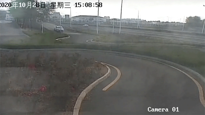 青岛一女司机驾考冲出跑道，监控拍下惊险一幕