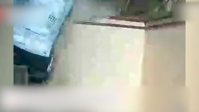 甘肃庆阳大巴车坠入农家院，涉事公司：或因刹车失灵