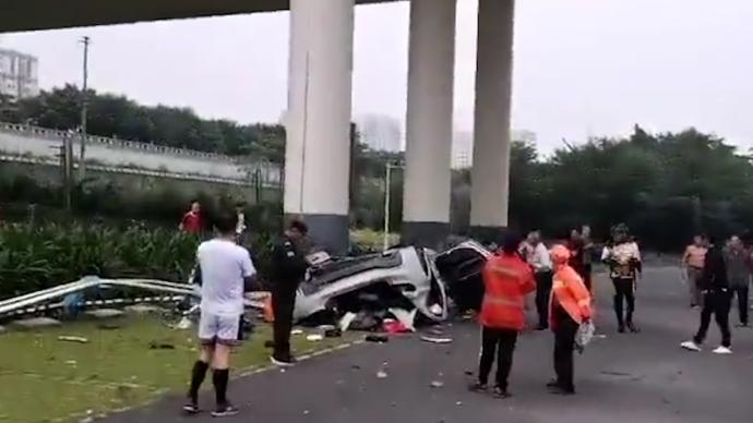 南宁一宝马车冲出护栏坠桥砸散架,司机疑似喝酒