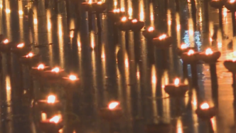 泰国民众庆祝水灯节：5千盏蜡灯承载希望