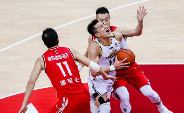 郭艾伦在比赛中突破.