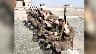 手持长枪头戴钢盔！亚美尼亚女兵训练画面曝光