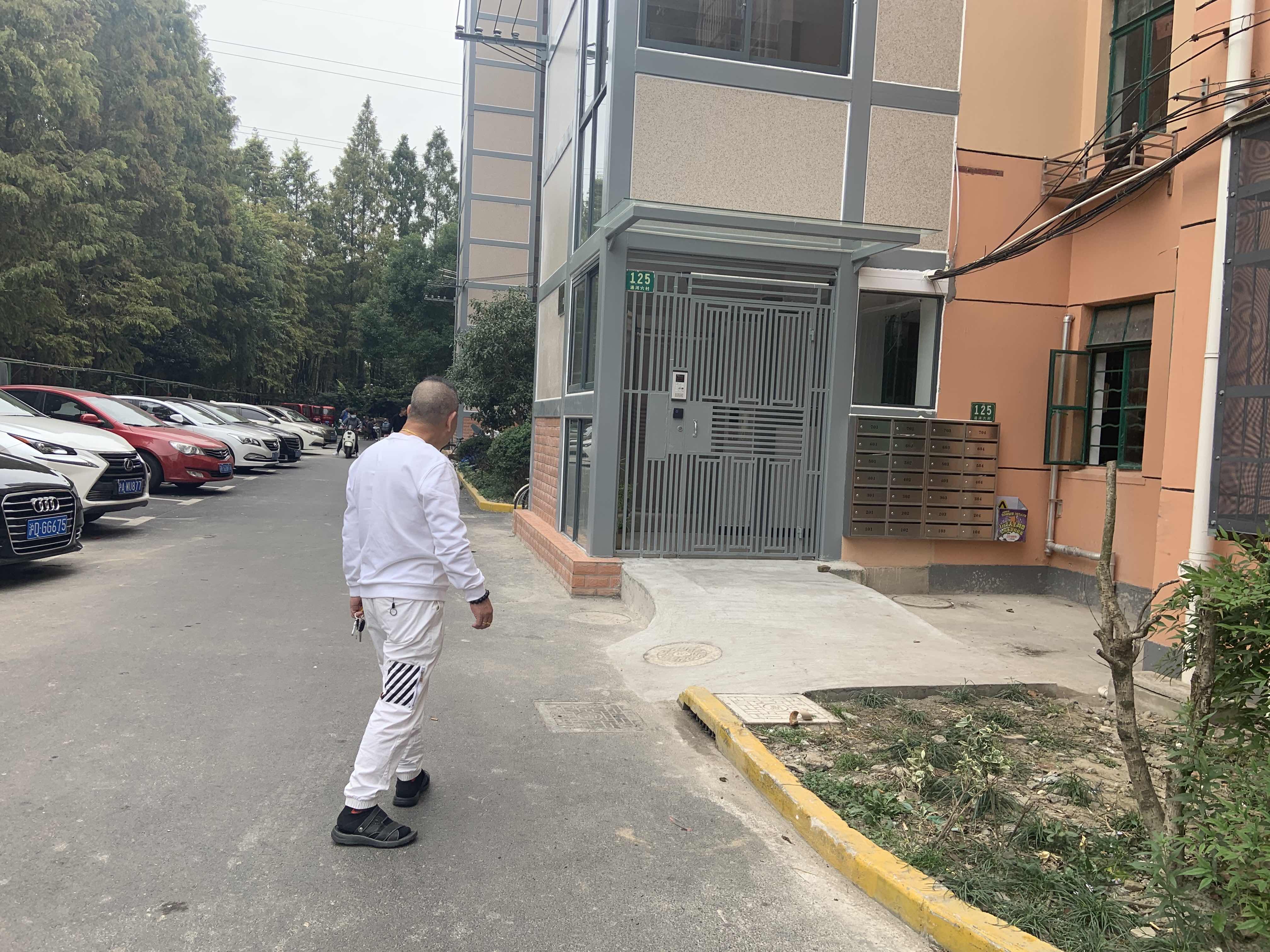 上海宝山通河六村,加装电梯后,时不时会有行动不方便的居民下来走动.