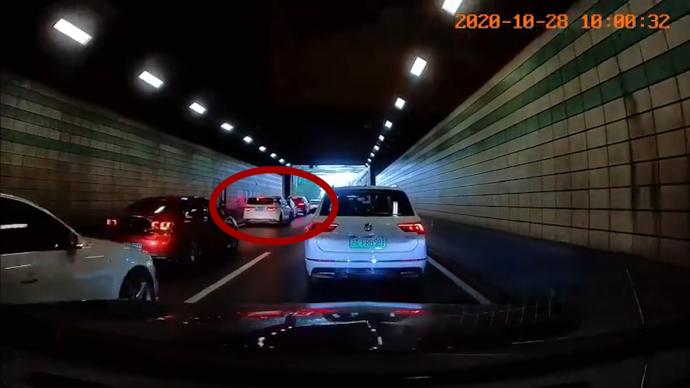 5辆外牌车停隧道内等“限行”致道路拥堵，上海警方：已查处