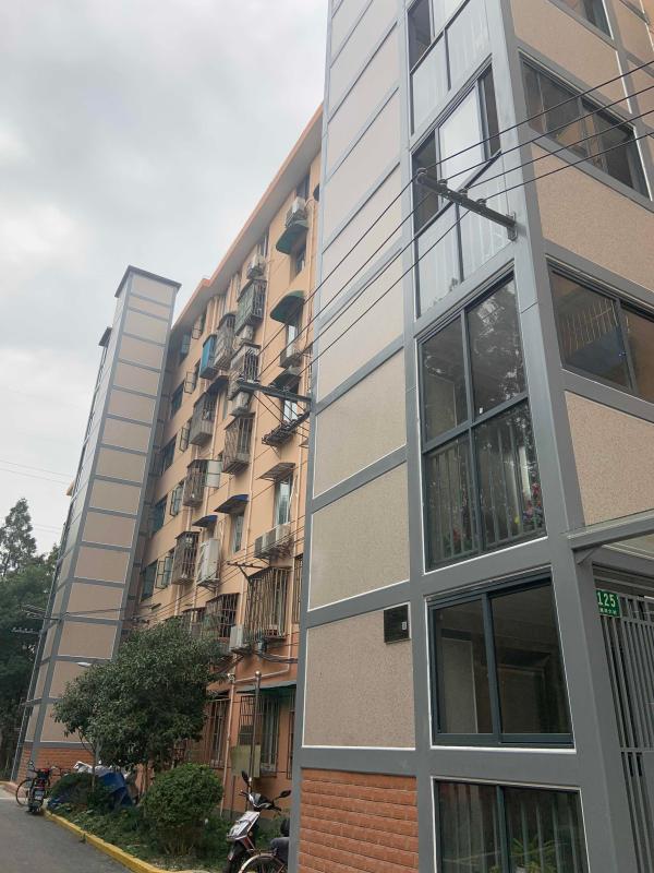 通河六村125号是最先启动电梯加装流程的楼道,125号楼为一梯四户,共7