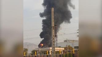 兰州一化工厂发生闪爆，消防公安紧急救援