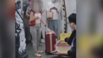 广州地铁一女子乱扔瓜子壳，用英文回怼劝阻者