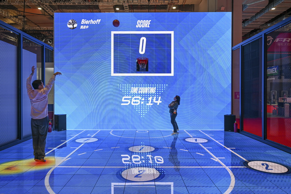 工作人员正在场馆内的篮球公园体验区投篮.