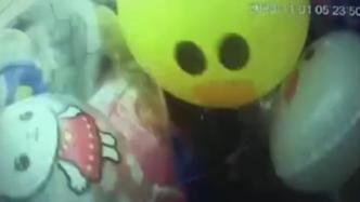 男子送氢气球给同电梯陌生女孩，打火机引爆燃将女孩烧伤
