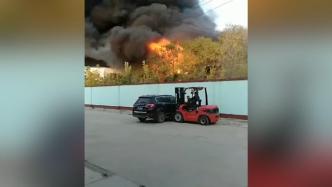 山东聊城一厂房发生火灾，该区域主要存放口罩等物资