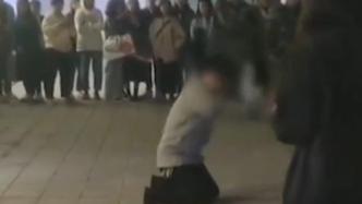 萍乡学院一教职工将学生踹倒在地，事后下跪道歉