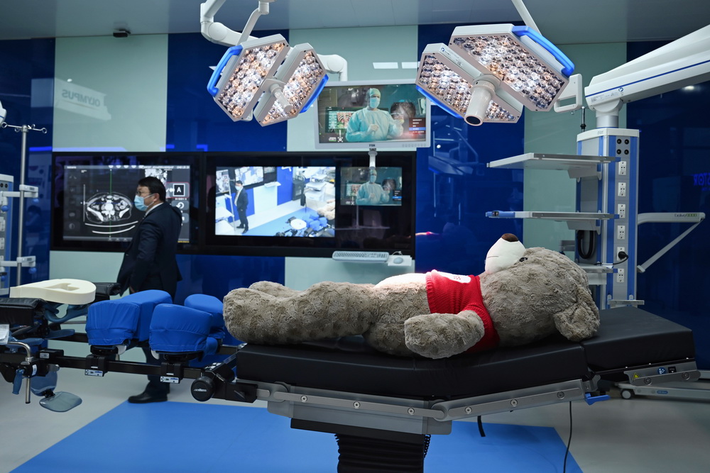 美国熠隆医疗的一体化手术室,能实时获取病人的信息,可以在手术中转播