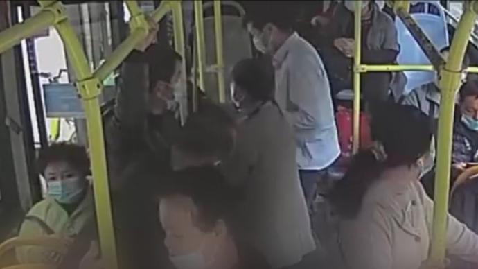 扶盲人過馬路，公交司機(jī)“脫崗”乘客點(diǎn)贊