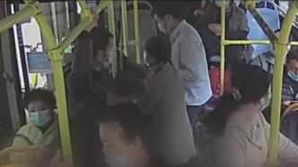 扶盲人過馬路，公交司機(jī)“脫崗”乘客點(diǎn)贊