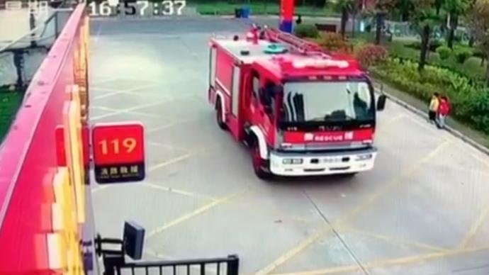 消防車歸隊仨萌娃立正鞠躬,被邀進消防站參觀