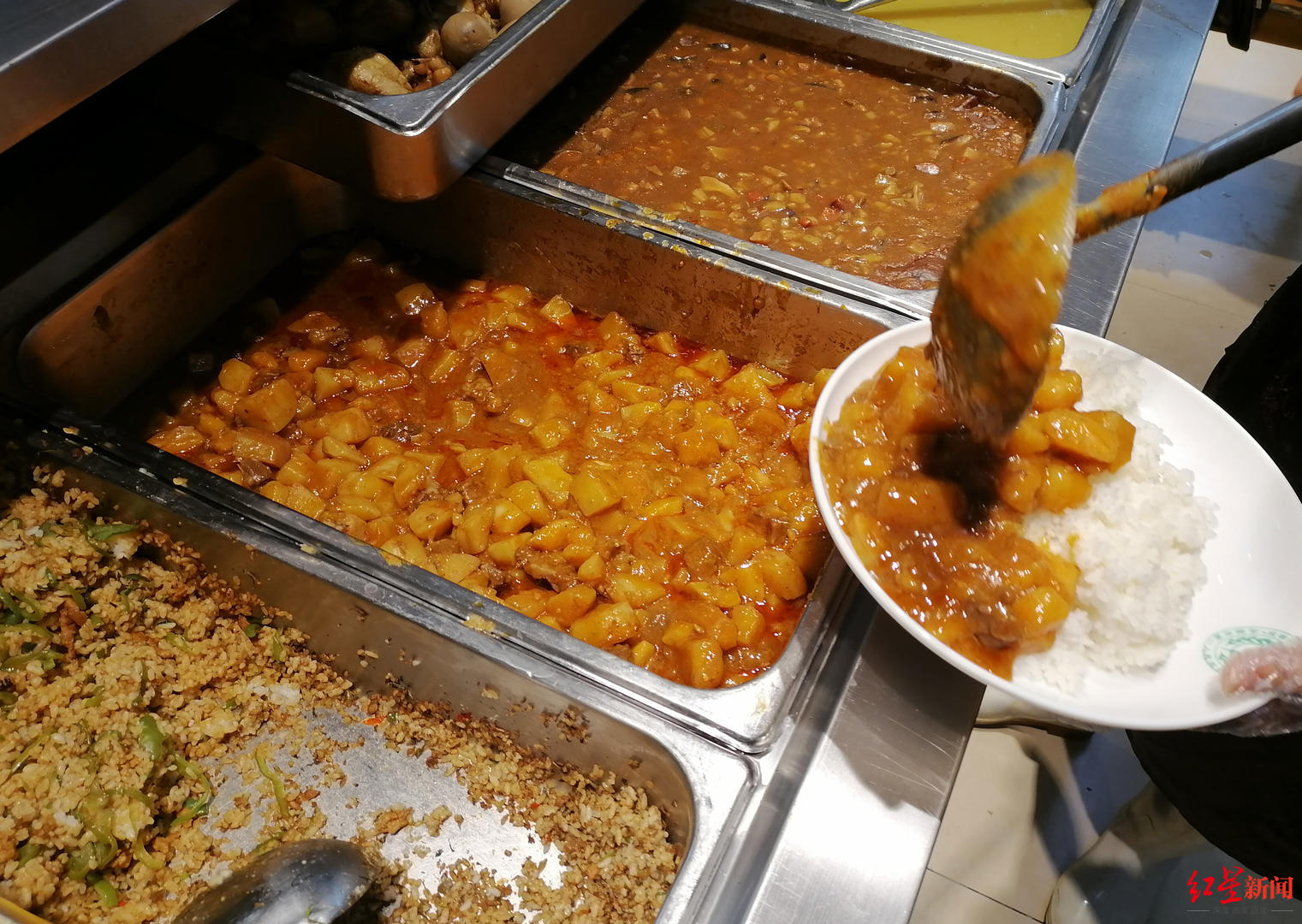 成都市第一人民医院餐厅供应的土豆烧排骨 摄影记者 张直