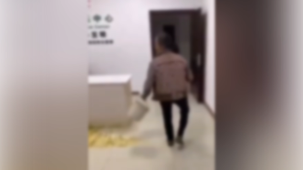 扬州一女子向物业办公室泼粪，物业：警方介入